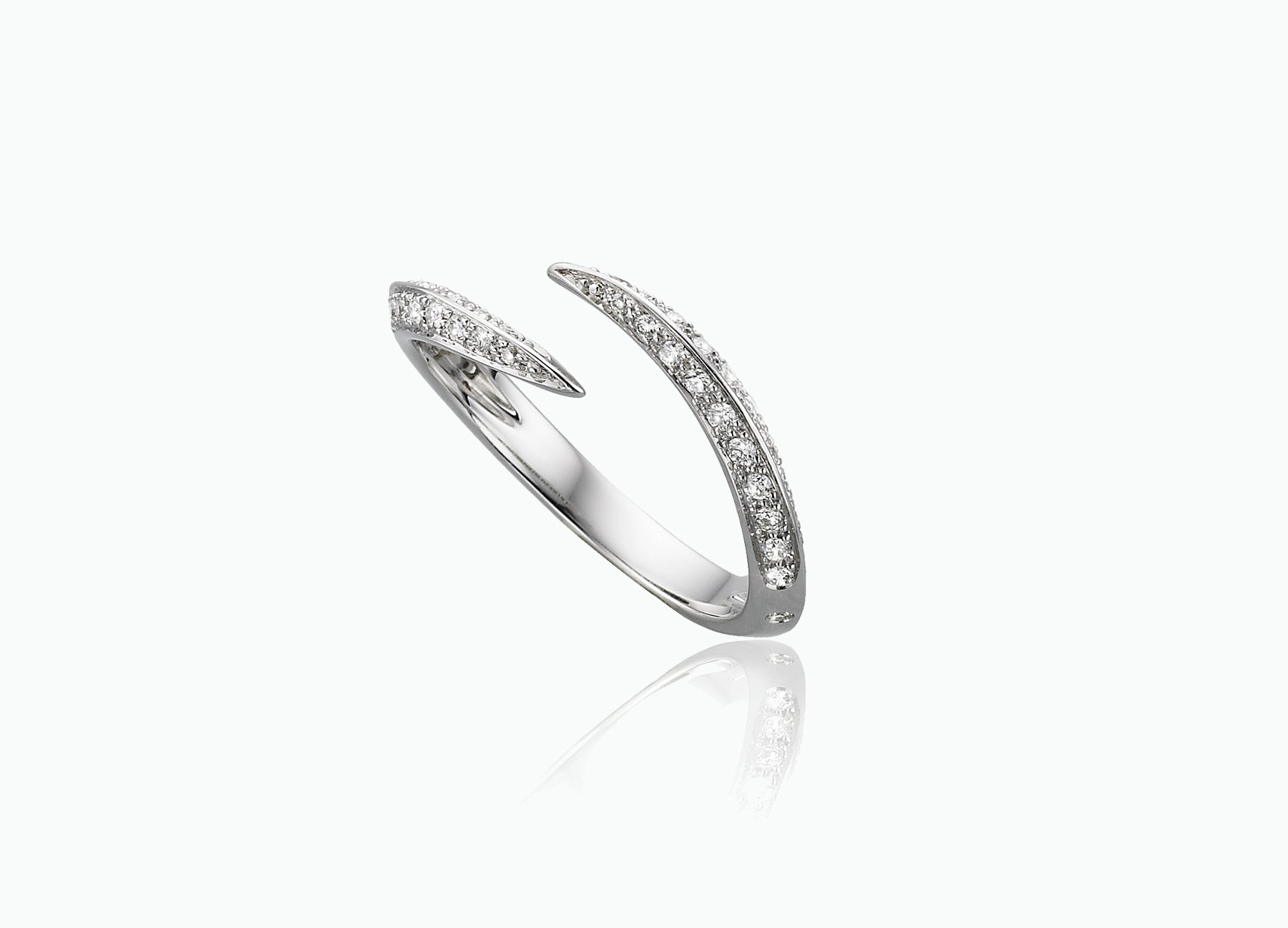 BLACK STAR SINGLE CLAW RING WITH WHITE DIAMONDS