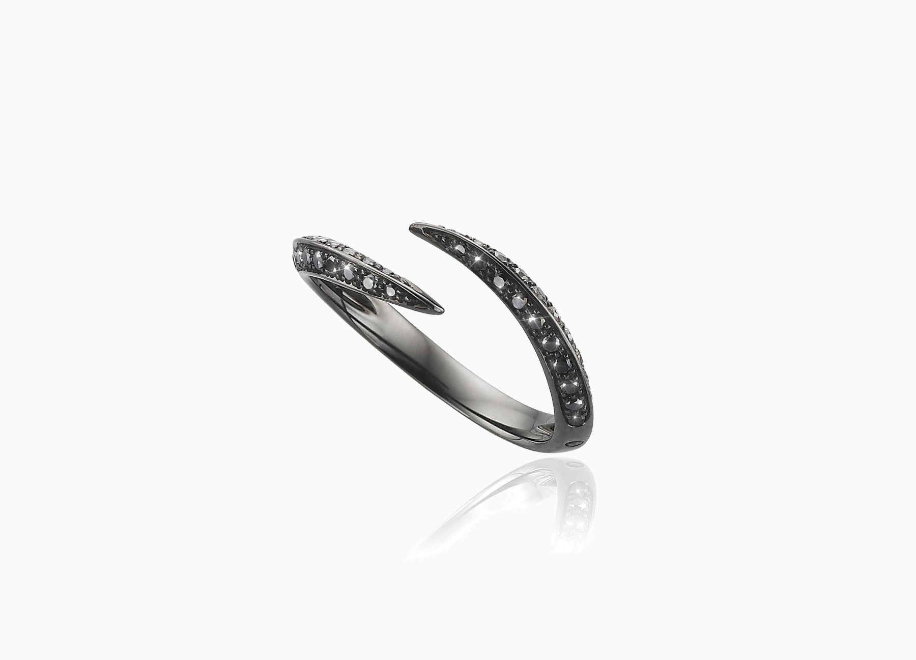 BLACK STAR SINGLE CLAW RING WITH BLACK DIAMONDS